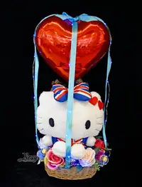 在飛比找樂天市場購物網優惠-Hello Kitty 45週年 英國國旗版娃娃幸福熱氣球，