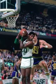 Robert Parish Boston Celtics rebounds v Mark Eaton Utah Jazz playe- Old Photo