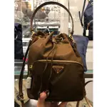 現貨二手 PRADA普拉達FABRIC SHOULDER BAG 黑色 尼龍抽繩 束口水桶包 斜背包 1BH038