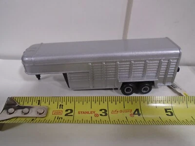 TOMY ERTL #GO517YL01 1/64 SCALE GOOSENECK DUAL AXLE HORSE TRAILER SILVER NEW