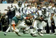 Running back Oscar Reed Minnesota Vikings carries the ball v the - 1974 Photo