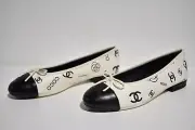 AUTH 23P NWB CHANEL WHITE/NAVY BLUE CC COCO LOGO CAP TOE BALLERINA FLATS 40/10