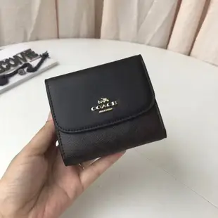 空姐精品代購 COACH 87589 新款女士立體馬車logo三折短款錢夾 後置拉鏈零錢袋 多卡位大容量 附代購憑證