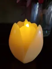 Luminara Flameless Yellow Tulip Candle NIB, with Timer and Remote! SHIPS FREE!