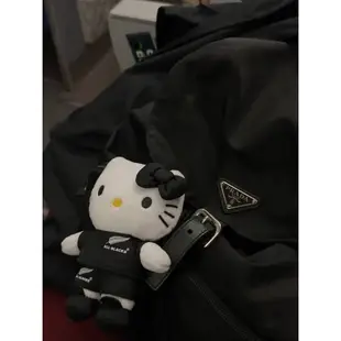 橄欖球hello kitty包包掛飾 哈嘍hallo公仔凱蒂貓kt貓玩偶黑色掛件 包包掛件