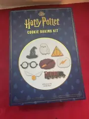 NEW BOXED HARRY POTTER COOKIE CUTTER BAKING KIT BY WILLIAMS SONOMA 23 PC