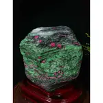 原石擺件 天然礦石 天然紅綠寶原礦石擺件 紅寶石晶體點綴在綠色的黝簾石上 顏色鮮艷。帶座高27×21×13CM 重13.