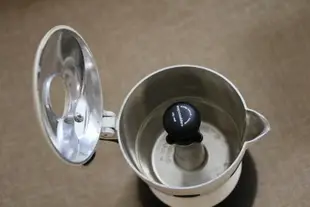 9成新 乳牛壺摩卡壺 功能正常 有些許使用痕跡 水槽有氧化 /煮拿鐵或卡布奇諾,同時發泡牛奶 (2杯型)