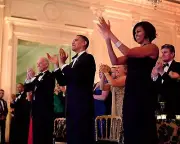 BARACK OBAMA & MICHELLE APPLAUD HARRY CONNICK JR PERFORMANCE 8X10 PHOTO (ZY-539)