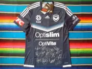 ✺Signed✺ 2017-18 MELBOURNE VICTORY A-League Champions Jersey PROOF COA 2023