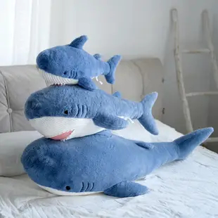 啊嗚嗚鯊魚毛絨玩具抱枕睡覺夾腿長條枕女生宿舍兒童房裝飾禮物 (8.3折)