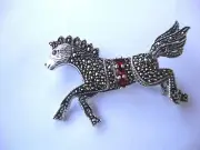 MARCASITE & GARNET STERLING SILVER GALLOPING HORSE PIN / BROOCHE BNWT