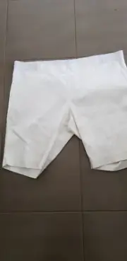 LADIES WHITE* AUTOGRAPH COMFORT PULL ON SHORTS *NEW WITH TAGS *SIZE 24*