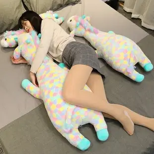 可愛長頸鹿公仔毛絨玩具布娃娃睡覺抱枕女生長條枕生日禮物床上。