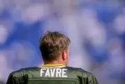 Quarterback Brett Favre Green Bay Packers at the Packers 10-9 loss- Old Photo 2