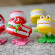 2 Colors JUMPING TEETH CHATTERING SMILE TEETH Small Up Toys Funny Wind Feet C0V3
