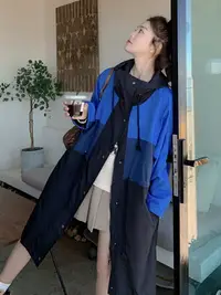 在飛比找樂天市場購物網優惠-藍色拼接連帽風衣外套女春秋香港復古原宿大衣夾克