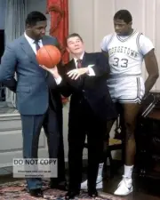 RONALD REAGAN w/ JOHN THOMPSON & PATRICK EWING GEORGETOWN - 8X10 PHOTO (BB-648)