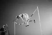 Wolfgang Reinhardt United Team Germany bends height cross bar M- 1964 Old Photo
