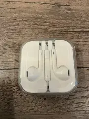 Apple OEM Wired Ear Buds Earphones White NEW in Case