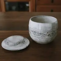 在飛比找Yahoo!奇摩拍賣優惠-“正品”糯米瓷 | 日器 日本進口 古樸粗陶刻紋帶蓋大杯 手