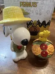 PEANUTS Snoopy & Woodstock Gardening Flower Basket Salt & Pepper Set NEW +BOX