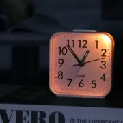 Analog Alarm Clock Bedside Alarm Clock Classic Small Clock Portable Children Des