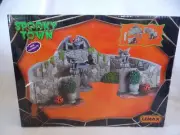 2018 Halloween Spooky Town Lemax " Grey Gargoyle Garden " Accessary Set 83350