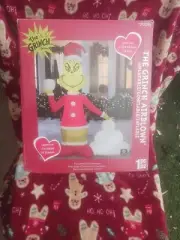 Gemmy 7.5' The Grinch in Santa Hat Throwing Snowballs Christmas Inflatatable NIB