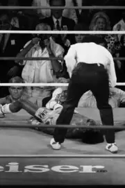 Thomas Hearns After Being Knocked Out By Marvin Hagler 1 Old Boxing Photo