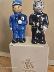 Orient Express Collectable Salt and Pepper Shakers Ceramic Cat Guards Brand New