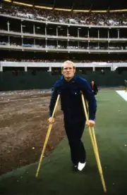 Pittsburgh Steelers QB Terry Bradshaw injured on crutches on - 1971 Old Photo 1