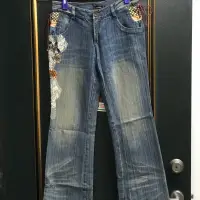 在飛比找蝦皮購物優惠-MOMA專櫃繡花圖案牛仔褲