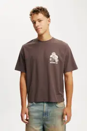 [Cotton On Men] Cotton On Men - Cropped Fit Graphic T-Shirt - Washed chocolate/ldn L WASHED CHOCOLATE/LDN