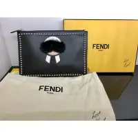 在飛比找蝦皮購物優惠-FENDI KARLITO限量老佛爺防刮牛皮拉鍊手拿包(黑)