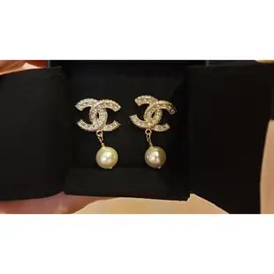 香奈兒 Chanel 經典 雙C款 LOGO 閃亮 珍珠 耳針 耳環 (水鑽及珍珠搭配,亮眼) 巴黎