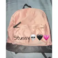 在飛比找蝦皮購物優惠-stussy💀🖤💗後背包 背包 粉色 黑色 緞面 二手 現貨