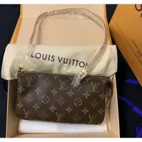 在飛比找蝦皮購物優惠-二手現貨 LV LOUIS VUITTON 小型配飾手拿包 