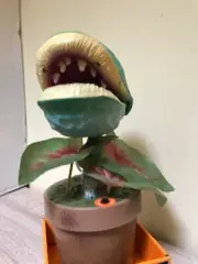 ANIMATED MAD SCIENTIST TALKING MAN EATING PLANT VENUS FLYTRAP SEYMOUR PROP