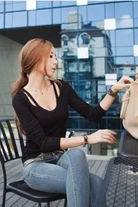 在飛比找Yahoo!奇摩拍賣優惠-韓版低領性感長袖t恤Miss優品Doubble兔兔衣櫃++1