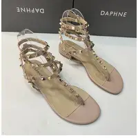 在飛比找Yahoo!奇摩拍賣優惠-全新~達芙妮DAPHNE粉膚色鉚釘裝飾羊皮羅馬式夾腳涼鞋 穿
