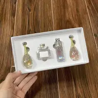 在飛比找Yahoo!奇摩拍賣優惠-Dior 迪奧香水小樣4件套白盒 迪奧小樣香水白色禮盒 甜心