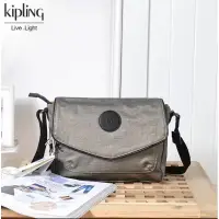 在飛比找蝦皮購物優惠-Kipling 奶茶棕色翻蓋斜背包（現貨）