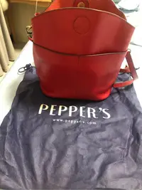 在飛比找Yahoo!奇摩拍賣優惠-PEPPER'S正紅色水桶包-免運費