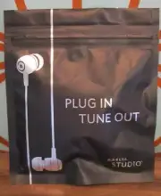 NIP Delta Airlines STUDIO Billboard Earbuds -- Brand NEW Sealed package-current