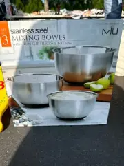 SET OF THREE *NEW* NESTING STAINLESS MIXING BOWLS