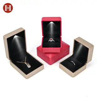 皮紋led燈首飾盒戒指包裝吊墜項鏈婚禮鉆戒盒弧面飾品高檔收納盒