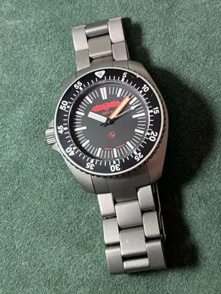 GSG9 professional Diver德國聯邦警察第九國境守備隊 限量錶 39mm 硬化鈦錶殼及鏈帶 SINN、Damasko、Tutima可參考