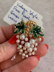 brooch Vintage Style Faux Pearl Grapes with Enamel leaves Crystals Gold NEW