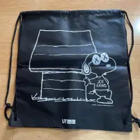 在飛比找蝦皮購物優惠-KAWS x UNIQLO 史努比Snoopy 束口袋 背包